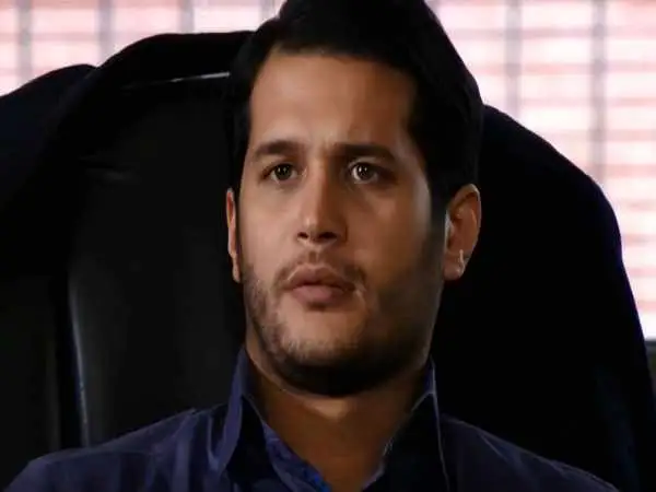 عکس| سفر در زمان؛ «فرید» سریال آوای باران در کنار پدر و مادرش؛ سال 1403