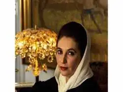 عکس| سفر در زمان؛ «بی نظیر بوتو» در میان فعالان جنبش آرمان زنان در پاکستان؛ سال 1358