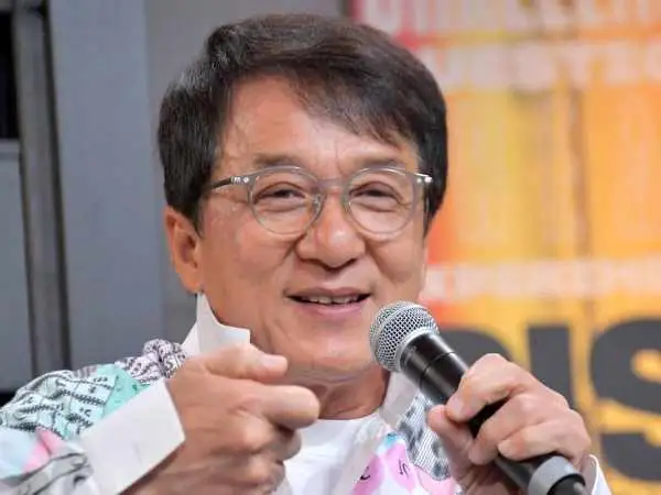 عکس؛ سفر در زمان؛ چهره و تیپ متفاوت «جکی چان» در 27 سالگی در پاریس؛ سال 1359