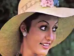 عکس| سفر در زمان؛ «گوگوش» در حال نوازش یک آهو در 16 سالگی؛ سال 1345