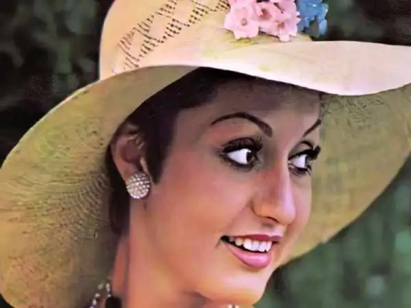 عکس| سفر در زمان؛ «گوگوش» در حال نوازش یک آهو در 16 سالگی؛ سال 1345