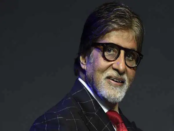 عکس| سفر در زمان؛ «آمیتا باچان» به همراه اعضای خانواده اش؛ سال 1374