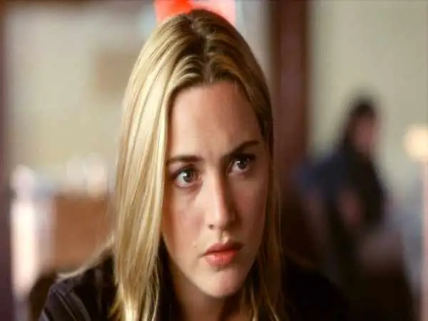 عکس| سفر در زمان؛ «رز فیلم تایتانیک» در حال غذا دادن به یک توله ببر؛ سال 1378