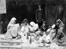 عکس؛ سفر در زمان؛ گزارش خواندنی از عقدکنان در محله آب منگل تهران 90 سال پیش