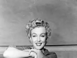 عکس| سفر در زمان؛ «مرلین مونرو» در حال بغل گرفتن یک بره در کالیفرنیا؛ سال 1323