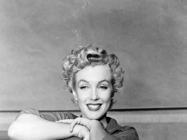 عکس| سفر در زمان؛ «مرلین مونرو» در حال بغل گرفتن یک بره در کالیفرنیا؛ سال 1323