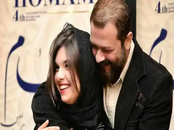 تصاویر؛ حضور «پژمان و نفس بازغی» در اختتامیه جشنواره همام؛ ست مشکی پدر و دختر