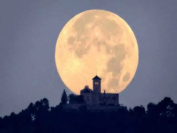 شامگاه 14 آبان بزرگ ترین و درخشان ترین ابر ماه سال آسمان را نقره ای می کند