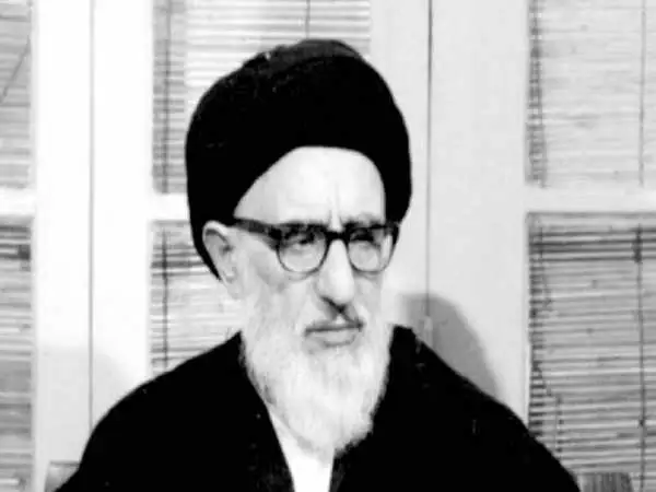 عکس| سفر در زمان؛ «آیت الله طالقانی» در یک نشست مطبوعاتی در خانه اش؛ سال 58