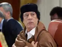 عکس| سفر در زمان؛ «معمر قذافی» در حال مطالعه در خانه اش در طرابلس؛ سال 1352