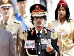 عکس| سفر در زمان؛ «معمر قذافی» در جوانی و در کنار پدرش؛ دهه 40 شمسی