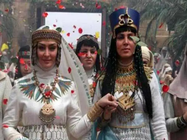 عکس| سفر به تاریخ؛ عکس یادگاری «آسنات، نفرتیتی و ندیمه ها» در پشت صحنه سریال یوسف پیامبر