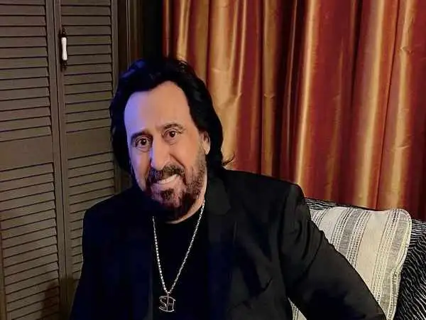 عکس| سفر در زمان؛ «شهرام شب پره» در حال اجرای با اعضای گروه اش در تهران؛ دهه 50