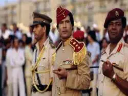 عکس| سفر در زمان؛ «سرهنگ قذافی» در جوانی در کنار پدرش؛ سال 1359