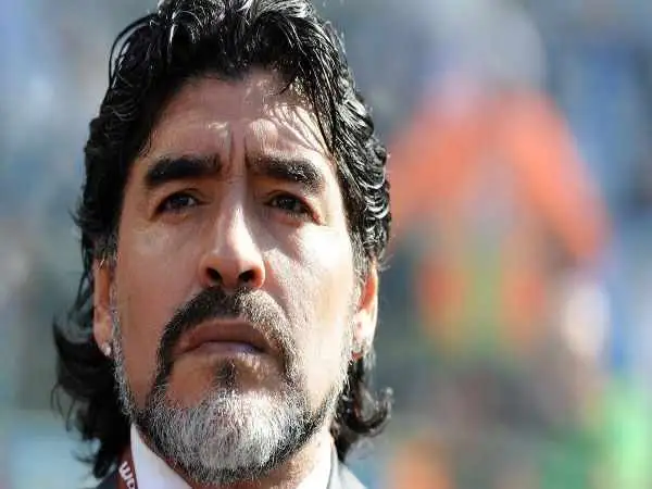 عکس| سفر در زمان؛ «مارادونا» با جام قهرمانی در ورزشگاه هنگ کنگ؛ سال 1360