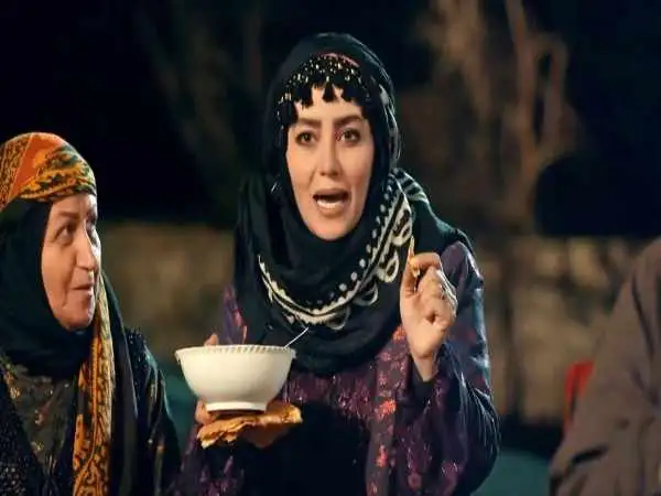 عکس| سفر در زمان؛ «روژان» سریال نون خ در حال قدم زدن در تهران؛ سال 1402