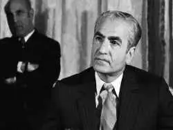 عکس| سفر در زمان؛ «محمدرضا پهلوی» در غار شاپور اول ساسانی؛ سال 1336