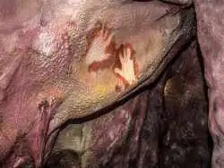 دست هایی که «64 هزار سال قبل» روی دیوار غار نقش بستند