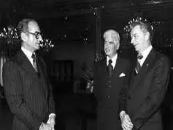 سفر در زمان؛ یادداشت های علم، دوشنبه 27 فروردین 1352: سفیر آمریکا که قبلا رئیس کل سیا بوده به دلیل اینکه صد درصد در اختیار نیکسون نبود، نیکسون او را به سفارت ایران فرستاد