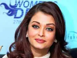 عکس| سفر در زمان؛ «آیشواریا رای» در مراسم رونمایی از جواهرات ناکشاترا در بمبئی؛ سال 1382