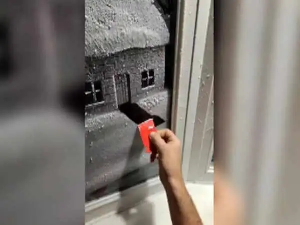 هنرمند بریتانیایی با اسپری برف، پنجره ها را نقاشی می کند!